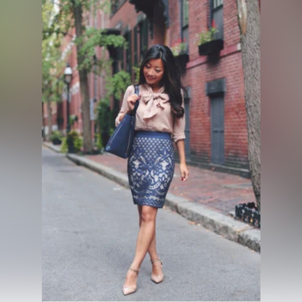 NWOT Ann Taylor Navy Lace Pencil Skirt Size 12